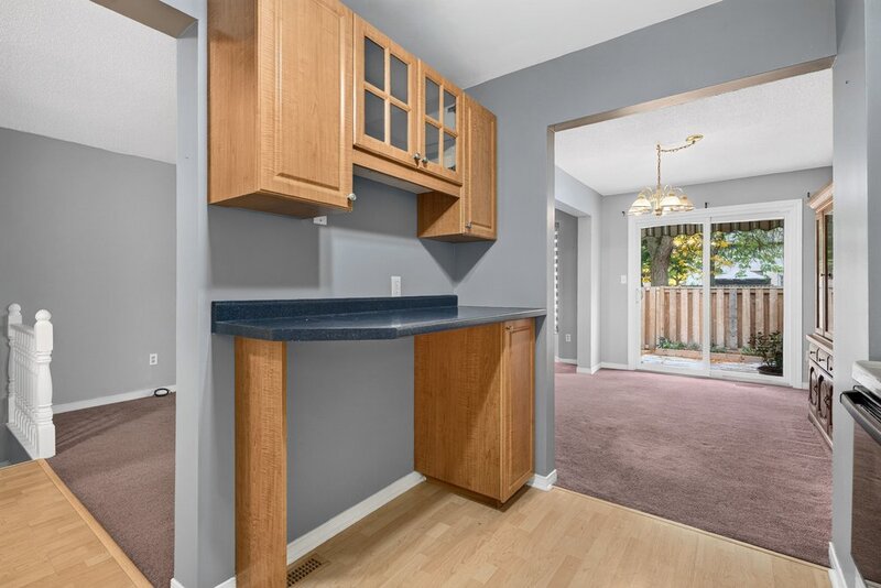 SPACIOUS END-UNIT IN SOUGHT AFTER STONEY CREEK NEIGHBOURHOOD