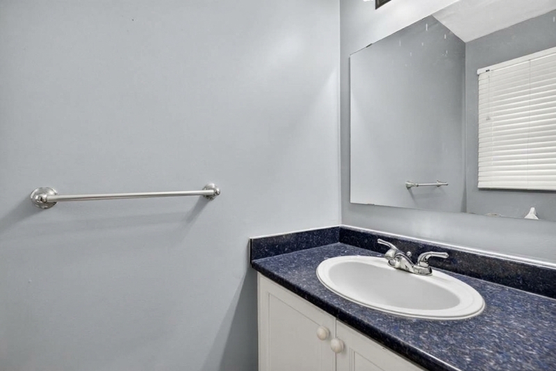 SPACIOUS END-UNIT IN SOUGHT AFTER STONEY CREEK NEIGHBOURHOOD