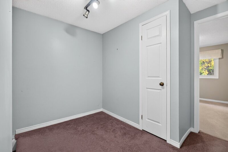 SPACIOUS END-UNIT IN SOUGHT AFTER STONEY CREEK NEIGHBOURHOOD