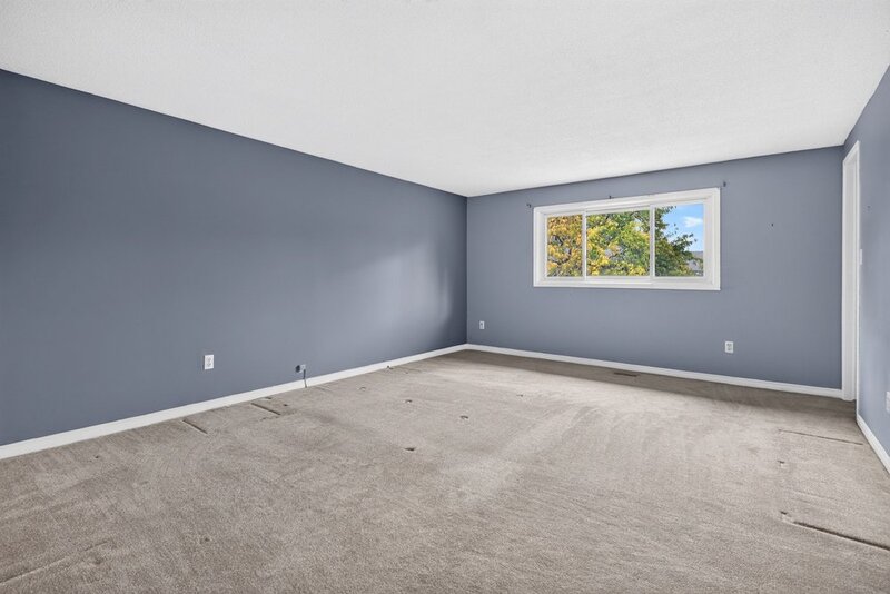 SPACIOUS END-UNIT IN SOUGHT AFTER STONEY CREEK NEIGHBOURHOOD