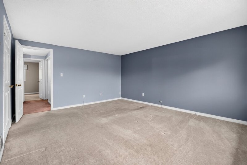 SPACIOUS END-UNIT IN SOUGHT AFTER STONEY CREEK NEIGHBOURHOOD