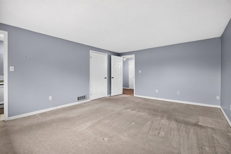 SPACIOUS END-UNIT IN SOUGHT AFTER STONEY CREEK NEIGHBOURHOOD