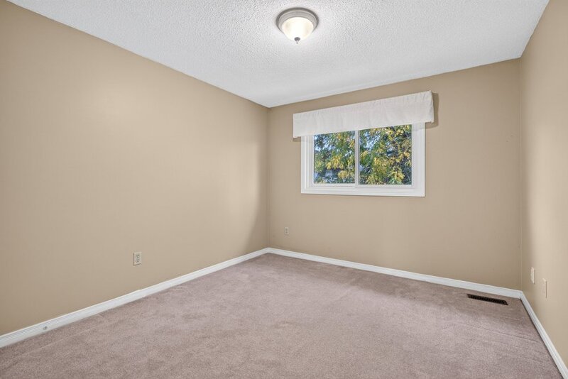 SPACIOUS END-UNIT IN SOUGHT AFTER STONEY CREEK NEIGHBOURHOOD