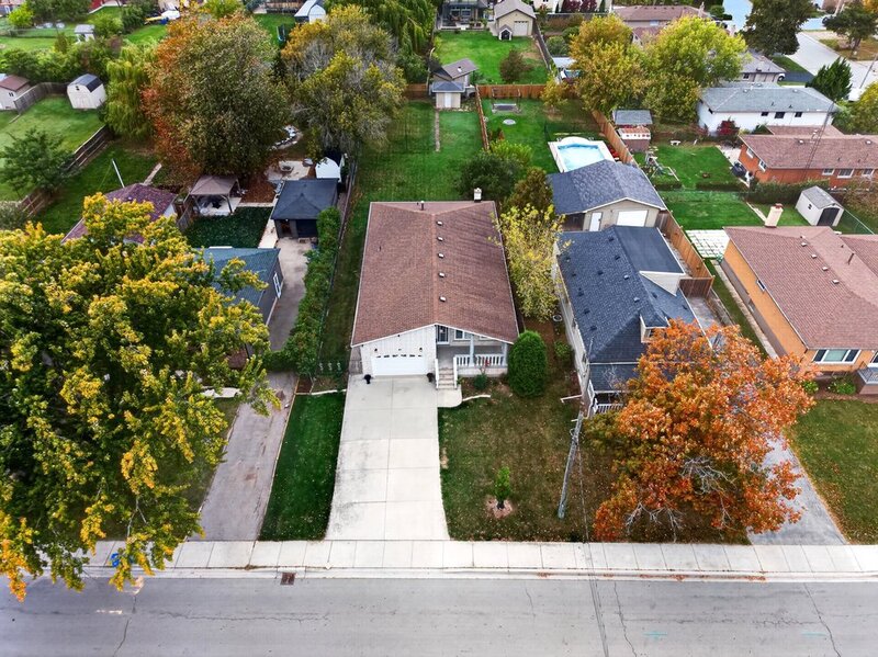 FAMILY HOME ON LARGE LOT IN LOWER STONEY CREEK!