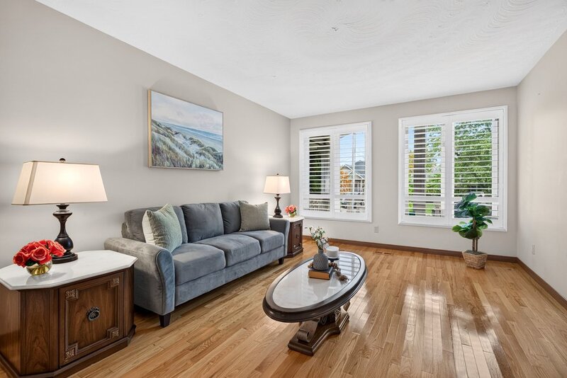 FAMILY HOME ON LARGE LOT IN LOWER STONEY CREEK!