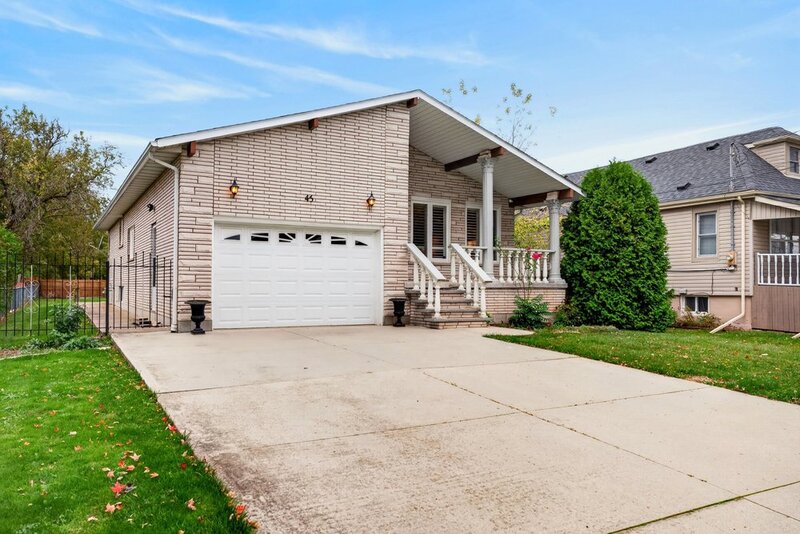 FAMILY HOME ON LARGE LOT IN LOWER STONEY CREEK!