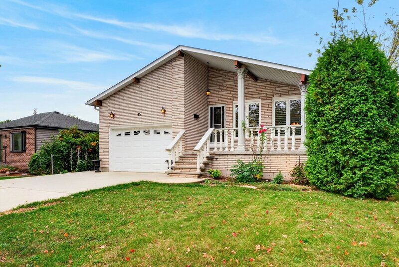 FAMILY HOME ON LARGE LOT IN LOWER STONEY CREEK!