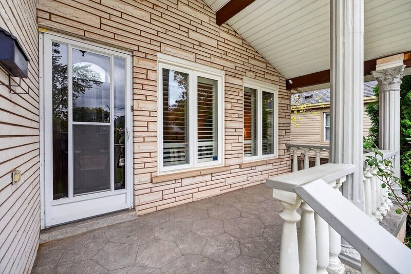 FAMILY HOME ON LARGE LOT IN LOWER STONEY CREEK!