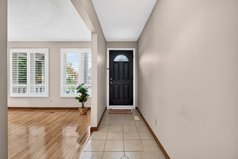 FAMILY HOME ON LARGE LOT IN LOWER STONEY CREEK!