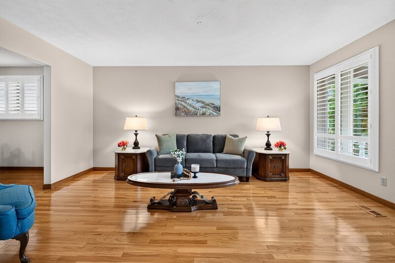 FAMILY HOME ON LARGE LOT IN LOWER STONEY CREEK!