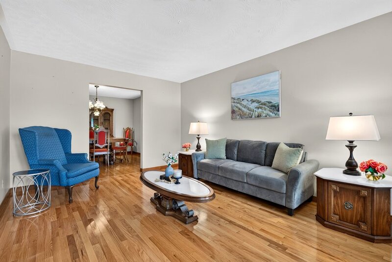 FAMILY HOME ON LARGE LOT IN LOWER STONEY CREEK!