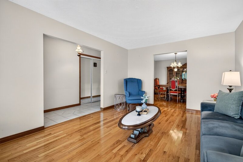 FAMILY HOME ON LARGE LOT IN LOWER STONEY CREEK!