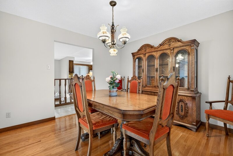 FAMILY HOME ON LARGE LOT IN LOWER STONEY CREEK!