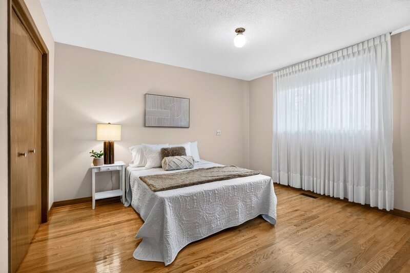 FAMILY HOME ON LARGE LOT IN LOWER STONEY CREEK!