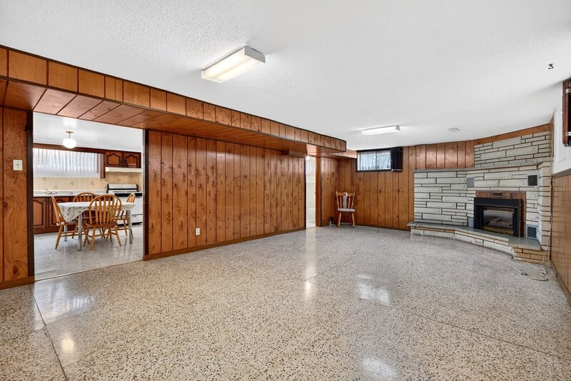 FAMILY HOME ON LARGE LOT IN LOWER STONEY CREEK!