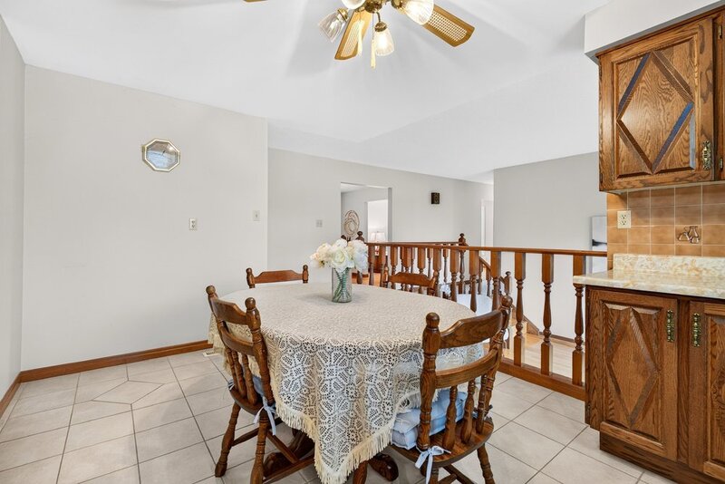 FAMILY HOME ON LARGE LOT IN LOWER STONEY CREEK!
