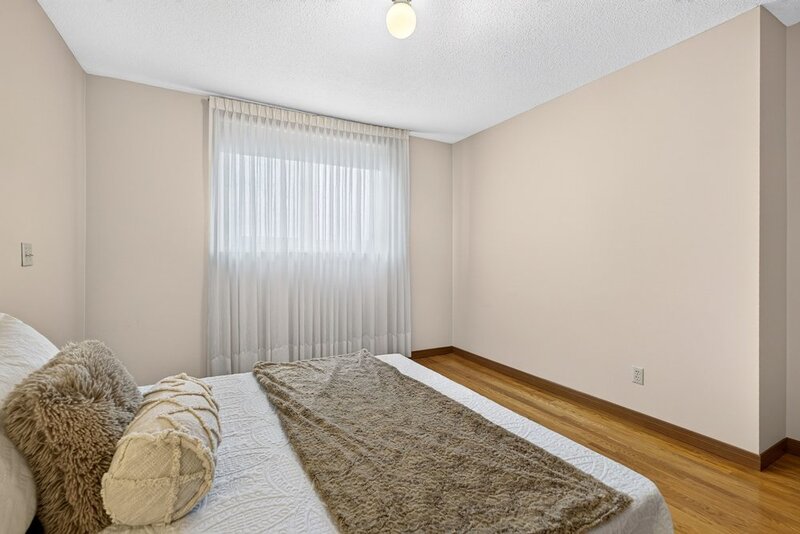 FAMILY HOME ON LARGE LOT IN LOWER STONEY CREEK!