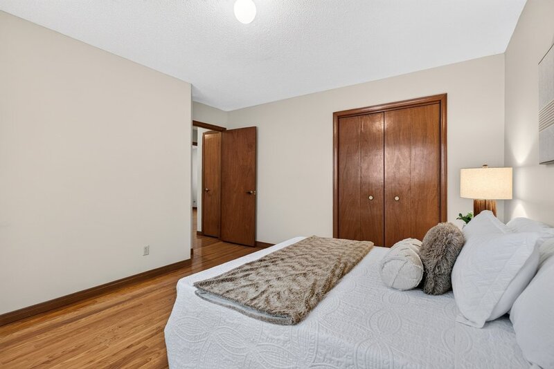 FAMILY HOME ON LARGE LOT IN LOWER STONEY CREEK!