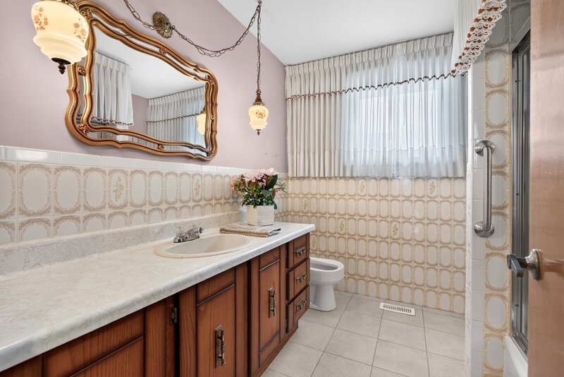 FAMILY HOME ON LARGE LOT IN LOWER STONEY CREEK!