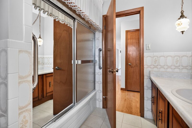 FAMILY HOME ON LARGE LOT IN LOWER STONEY CREEK!