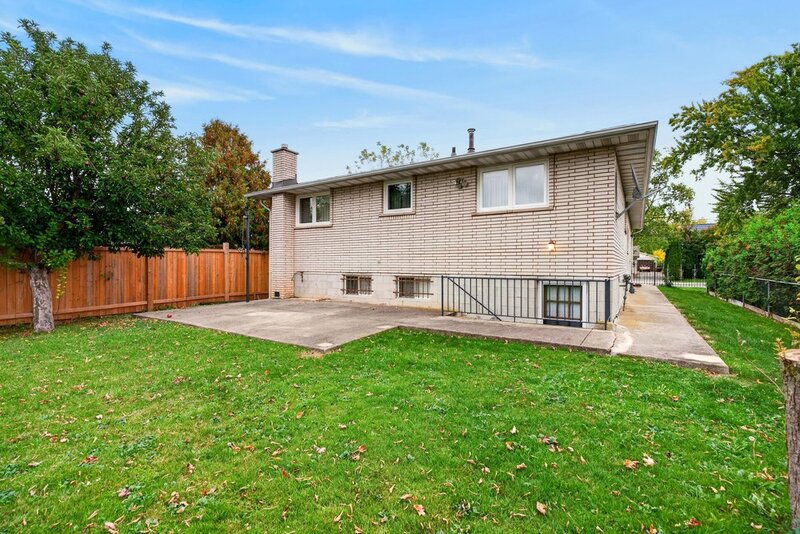 FAMILY HOME ON LARGE LOT IN LOWER STONEY CREEK!