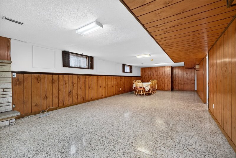 FAMILY HOME ON LARGE LOT IN LOWER STONEY CREEK!