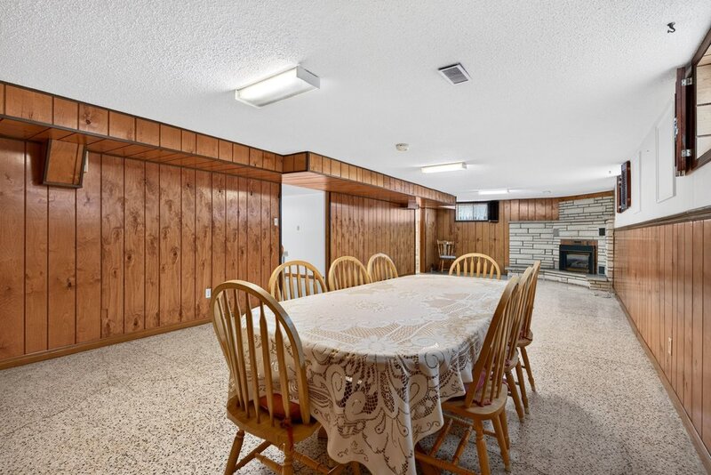 FAMILY HOME ON LARGE LOT IN LOWER STONEY CREEK!