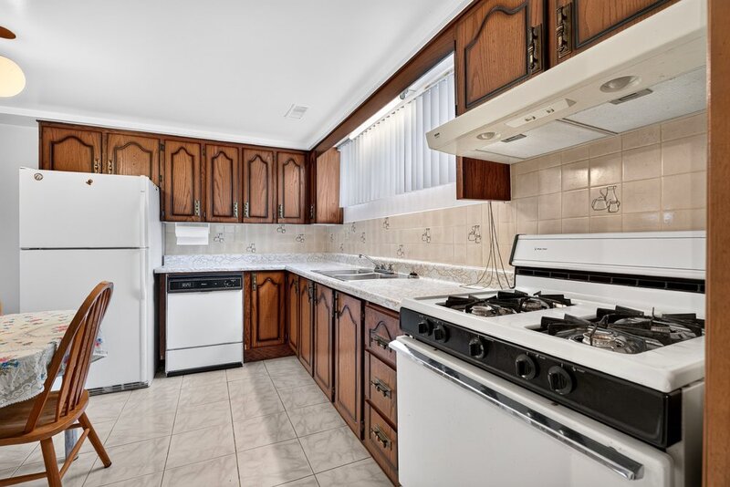 FAMILY HOME ON LARGE LOT IN LOWER STONEY CREEK!