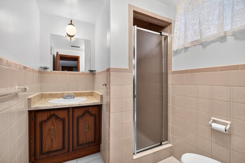 FAMILY HOME ON LARGE LOT IN LOWER STONEY CREEK!