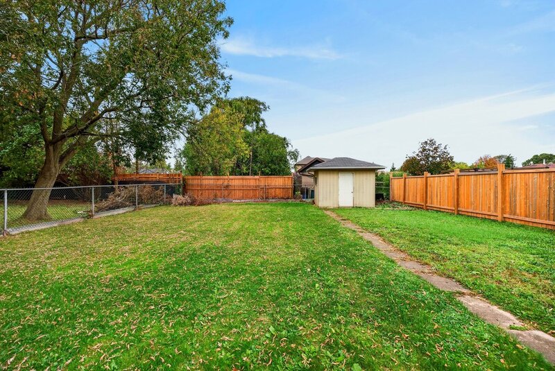 FAMILY HOME ON LARGE LOT IN LOWER STONEY CREEK!