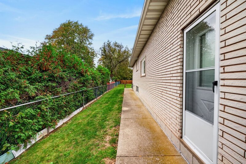 FAMILY HOME ON LARGE LOT IN LOWER STONEY CREEK!