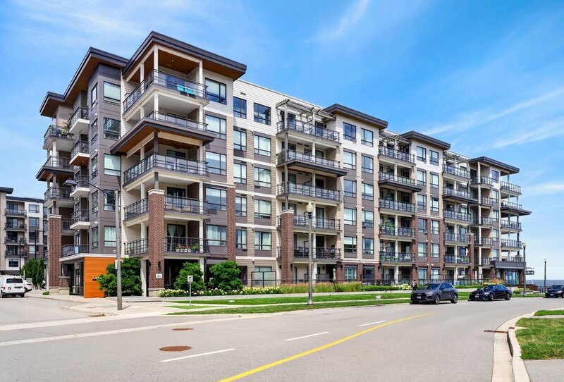 GREAT END UNIT CONDO IN PRIME STONEY CREEK LOCATION!