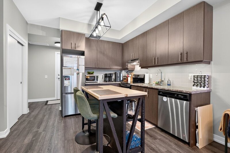 AMAZING VIEWS IN THIS GORGEOUS GRIMSBY 1BR+DEN CONDO