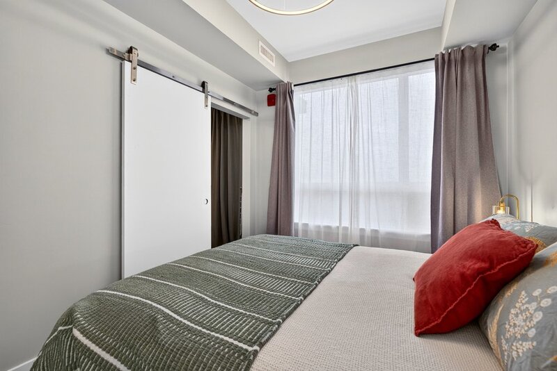 AMAZING VIEWS IN THIS GORGEOUS GRIMSBY 1BR+DEN CONDO