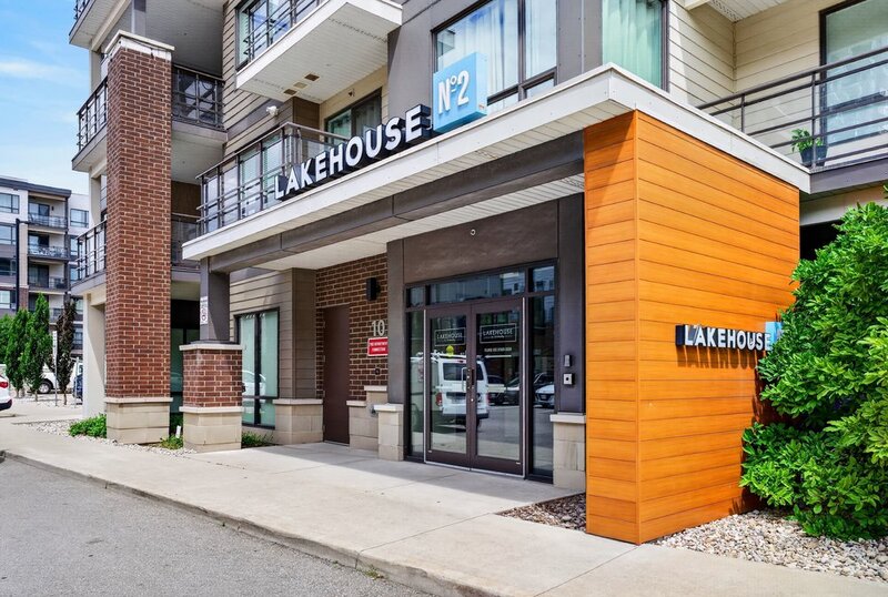 AMAZING VIEWS IN THIS GORGEOUS GRIMSBY 1BR+DEN CONDO