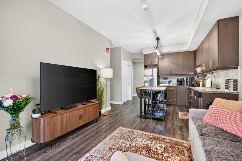 AMAZING VIEWS IN THIS GORGEOUS GRIMSBY 1BR+DEN CONDO