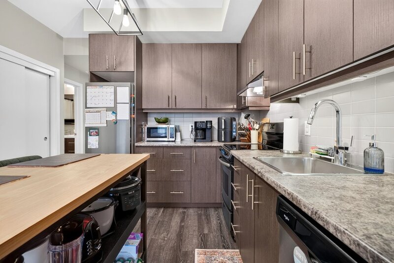 AMAZING VIEWS IN THIS GORGEOUS GRIMSBY 1BR+DEN CONDO