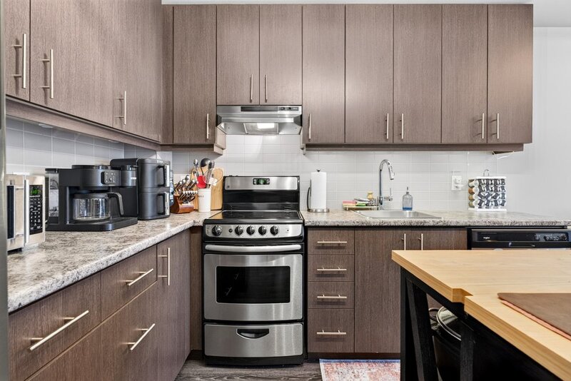 AMAZING VIEWS IN THIS GORGEOUS GRIMSBY 1BR+DEN CONDO