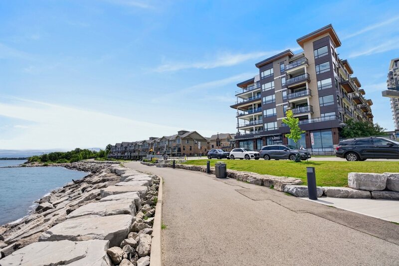 AMAZING VIEWS IN THIS GORGEOUS GRIMSBY 1BR+DEN CONDO