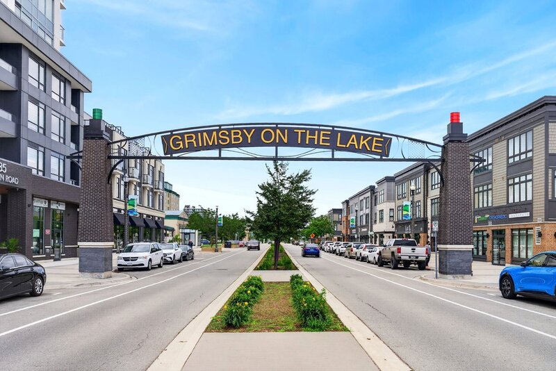 AMAZING VIEWS IN THIS GORGEOUS GRIMSBY 1BR+DEN CONDO