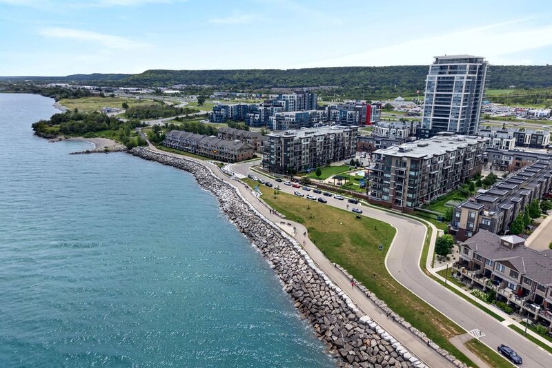 AMAZING VIEWS IN THIS GORGEOUS GRIMSBY 1BR+DEN CONDO