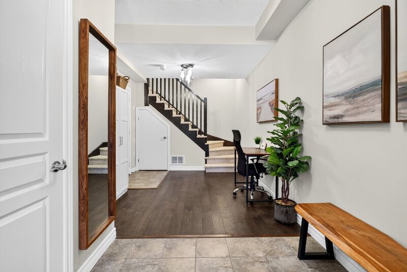 LARGE 3-STOREY TOWNHOUSE UNIT IN HAMILTON