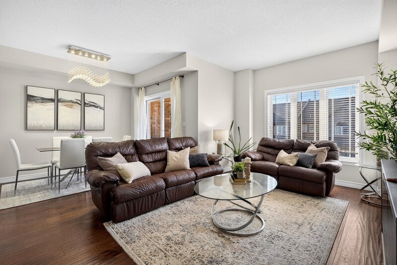 LARGE 3-STOREY TOWNHOUSE UNIT IN HAMILTON