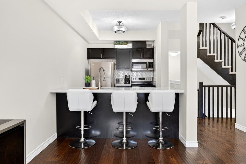 LARGE 3-STOREY TOWNHOUSE UNIT IN HAMILTON
