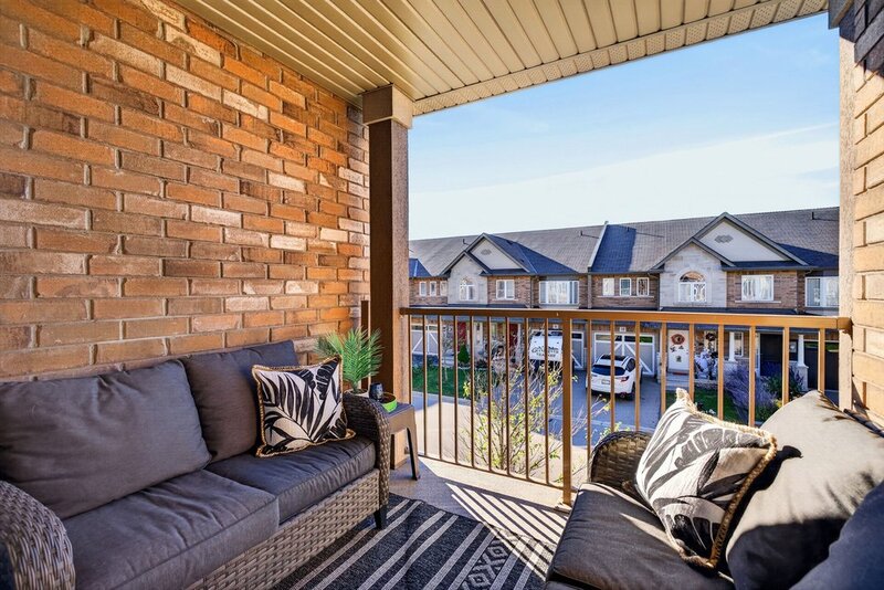 LARGE 3-STOREY TOWNHOUSE UNIT IN HAMILTON