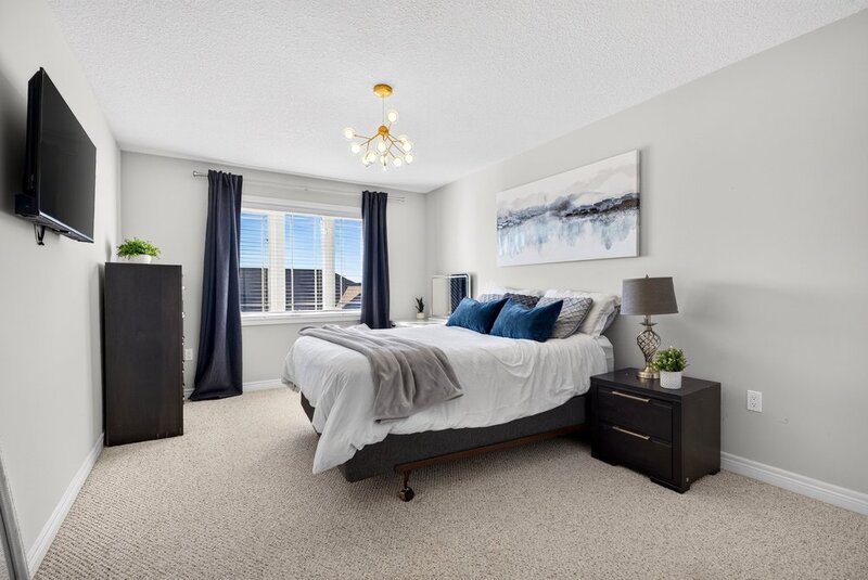 LARGE 3-STOREY TOWNHOUSE UNIT IN HAMILTON