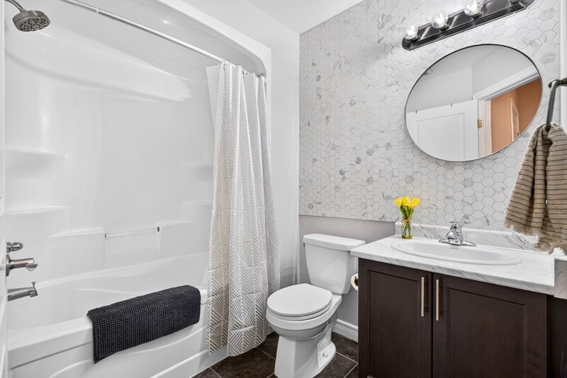 LARGE 3-STOREY TOWNHOUSE UNIT IN HAMILTON