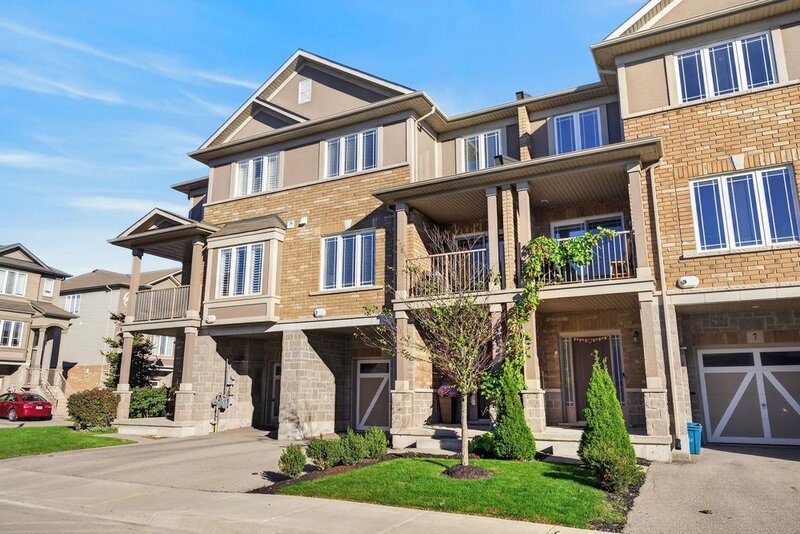 LARGE 3-STOREY TOWNHOUSE UNIT IN HAMILTON