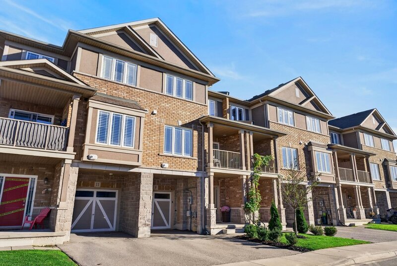 LARGE 3-STOREY TOWNHOUSE UNIT IN HAMILTON