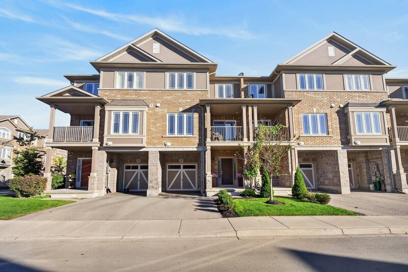 LARGE 3-STOREY TOWNHOUSE UNIT IN HAMILTON